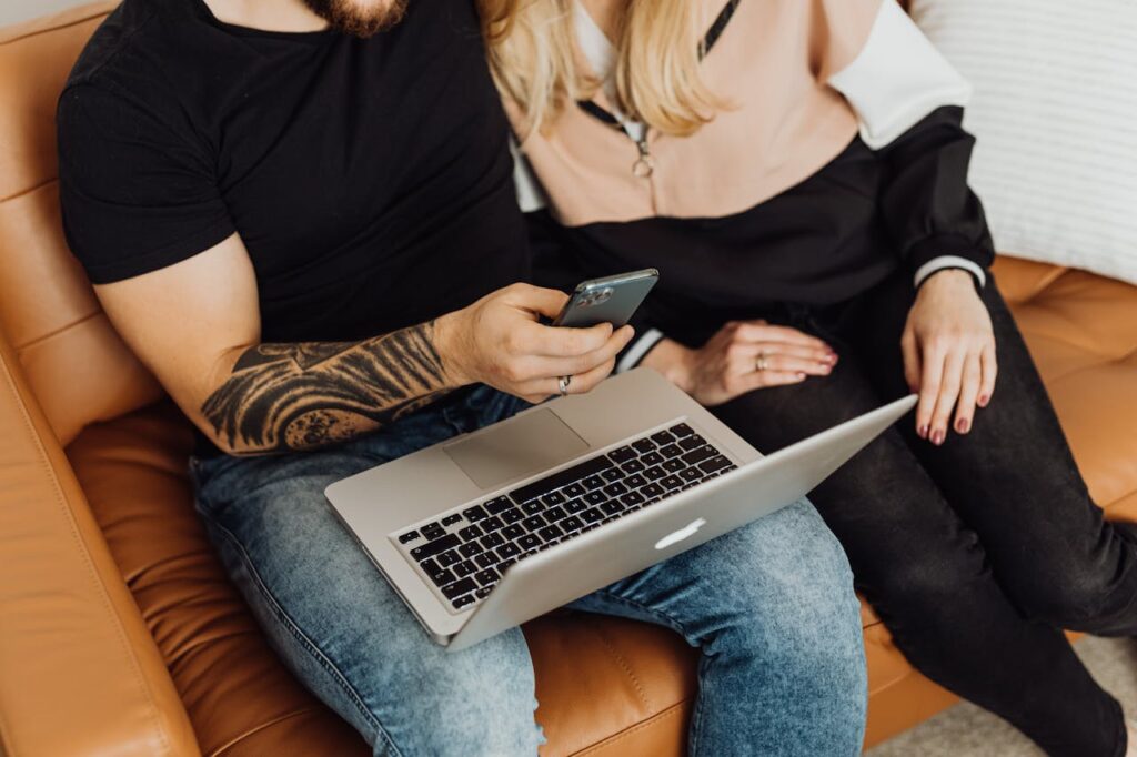 Imagem do post: 7 Aplicativos para Casais Controlarem as Finanças (Além da Planilha) | Casal que Soma Casal usando smartphone para controlar finanças e orçamento conjunto