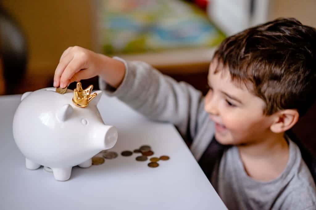 Imagem do post: 7 Dicas de Como Organizar a Mesada para Crianças e Ensinar Educação Financeira | Casal que Soma Mesada para crianças - Educação financeira infantil